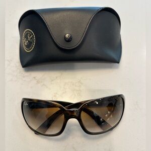 Ray Ban 4068 women’s tortoise sunglasses. Some nicks on corner in pictures.